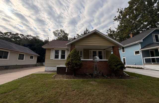 Cute 2 bedroom home on the West Side of Grand Rapids Gallery 1