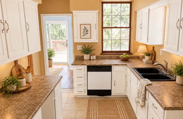 3 bedroom 2 bath House for Rent Penn Hills, PA Gallery 3
