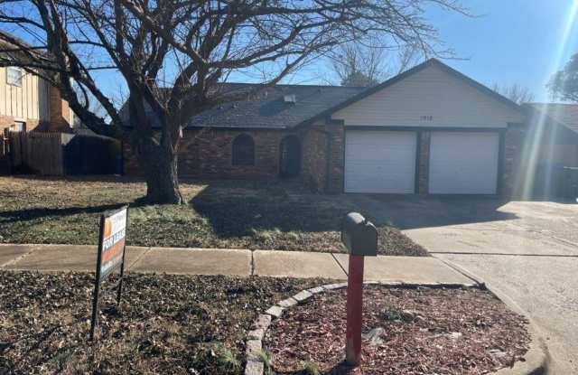 3 bed 2 bath, 2 car with wood floors, fenced yard, walk to Oakhurst Park! photos photos