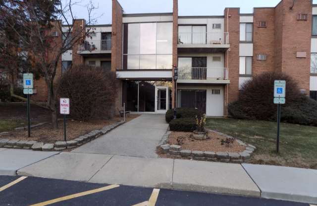 300 W Fullerton Avenue - 300 West Fullerton Avenue, Addison, IL 60101
