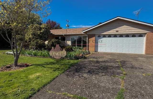 3BR Single-Level Home in NE Salem | Tons of Storage! photos photos