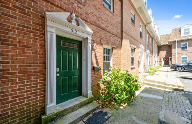 Updated // 3 Bedroom 2 Bathroom Condo // Arlington// Parking Included - 512 South Veitch Street, Arlington, VA 22204