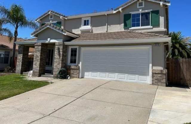 Large 4 bedroom, 3 full bathroom executive home. One block from Timber Point Elementary. - 235 Amesbury Court, Discovery Bay, CA 94505