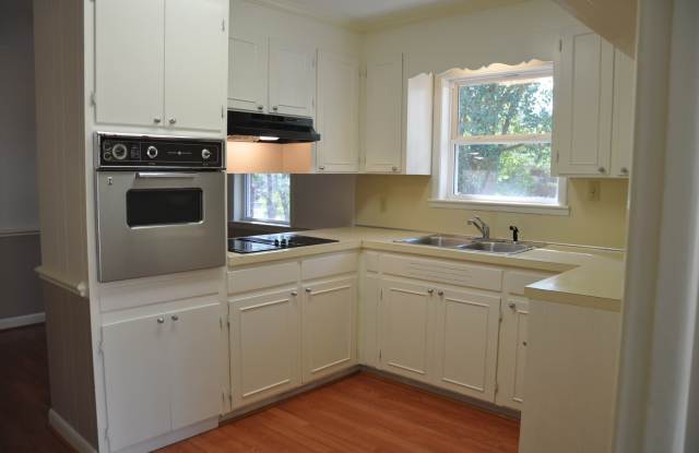 Cozy Brick Home - Central to Beaches and Shopping! Gallery 3