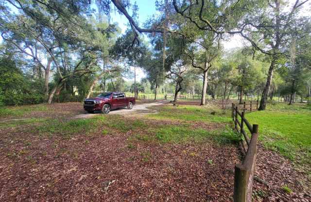 Big 3-bedroom, 2-bath home on 3 acres of fenced land! Gallery 3