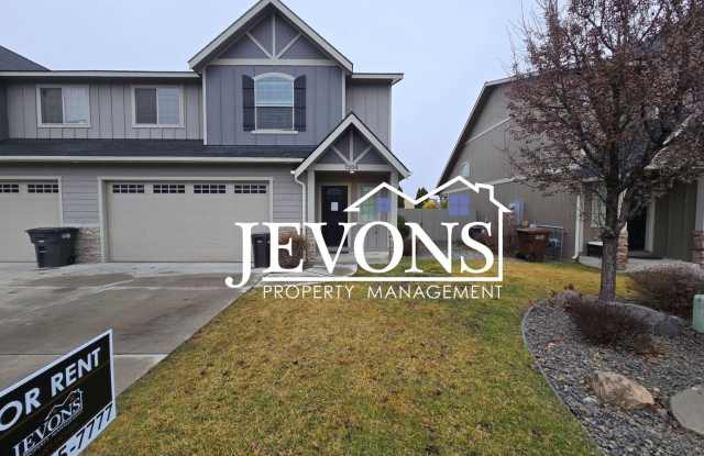 Charming 3 bedrooms homes with two-car garage, fully fenced backyard, minutes away from Yakima Valley College photos photos