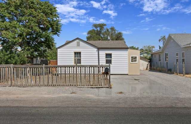 2 bed, 1 bath remodeled unit - Photos at roeboatpropertymanagement.com - Month to Month lease only photos photos