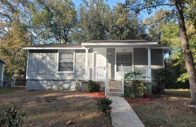 MODERN & Renovated 2/1 House w/ Big Bedrooms, Large Yard, & Deck! Stainless Steel Appliances & No Carpet! Available September 1st for $1325/Month photos photos