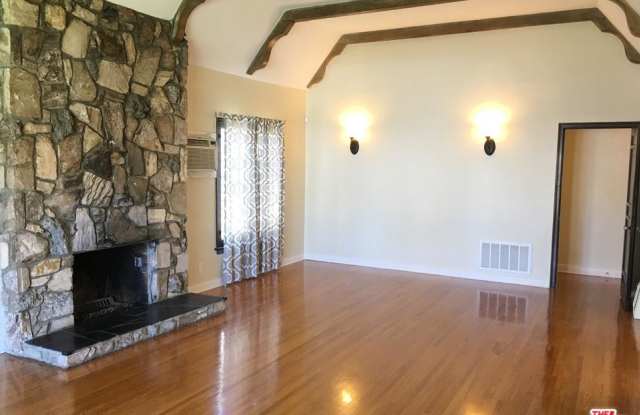 117 North MARTEL Avenue Gallery 3