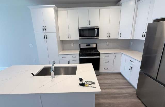 **COMING SOON** KOP Townhome with EV Charger & Open floor plan Gallery 4