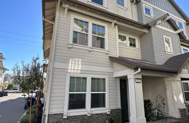Modern Single-Family 3BD/3.5BA Townhouse in the Heart of Livermore! - 142 Ganesha Common, Livermore, CA 94551