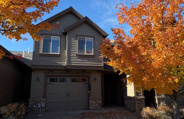 Beautiful 3 Bed/2.5 Bath Townhome in SE Bend Stonegate Community photos photos