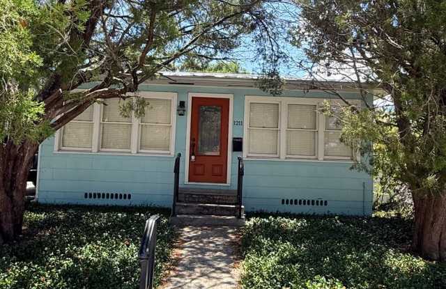 2 BR/1BA | Bungalow with a bonus room | Spacious backyard! photos photos 2 BR/1BA | Bungalow with a bonus room | Spacious backyard! photos photos