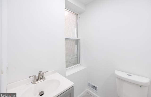948 BELMONT Avenue Gallery 3