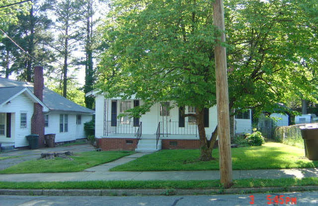 1 BR apartment w/ hardwood floors and lawn maintenance included available in Greensboro - 910 Lexington Avenue, Greensboro, NC 27403