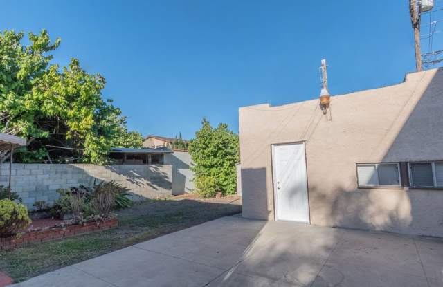Beautiful 2 Bed +office, den garage, 1 Bath Gallery 3