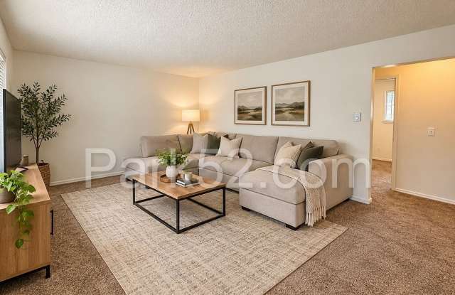 2 Bedroom Tacoma Duplex with Washer/Dryer & Yard Care Provided! Gallery 3