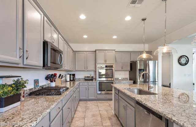 Spacious 4-Bed Marana Home with Chef's Kitchen & Private Fenced Yard Gallery 4