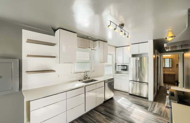 Amazing 3bed/4bath Home with 3 Additional Flex Rooms in University District! Gallery 3