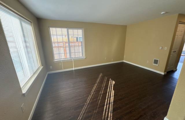 1/2 OFF NOVEMBER RENT! Recently Updated 3-Bedroom Townhome in Albany – Water & Sewer/Landscaping Included! Gallery 3