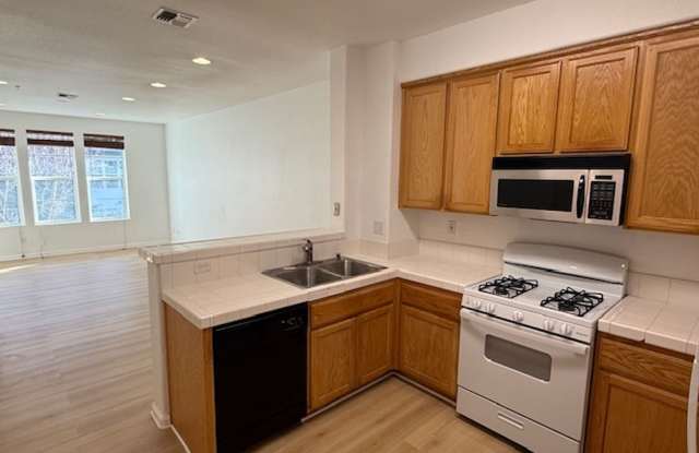 3-Bedroom Townhome in Central Richmond Near Richmond BART Station photos photos