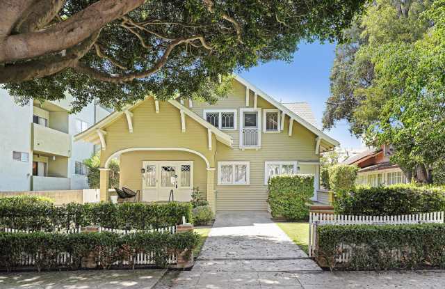 Remodeled lower studio unit on 2nd St, steps to Montana Ave and the beach!  Upgraded floors and appliances. Must see! Gallery 3
