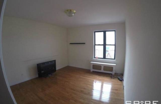 45-25 39 place Gallery 2