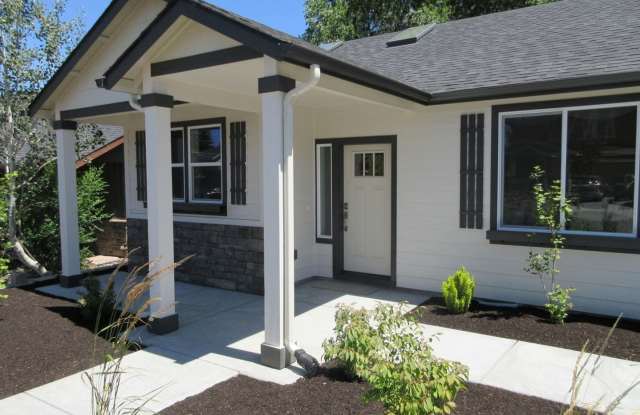 3 Bed / 2 Bath Single Family Home in NE Bend 2856 NE Huettl Lane Gallery 3