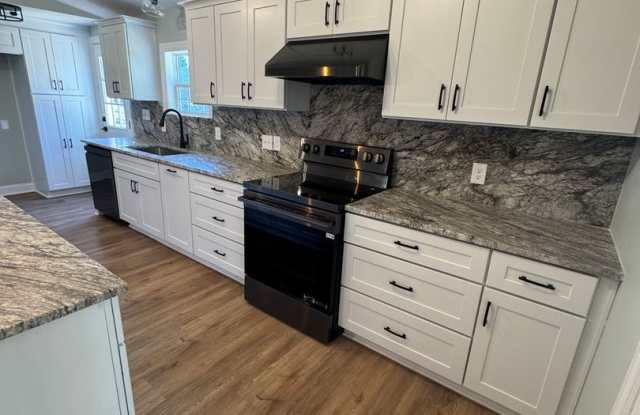 Beautifully Renovated 3BR/2BA Waterfront Home on Kerr Lake Gallery 1