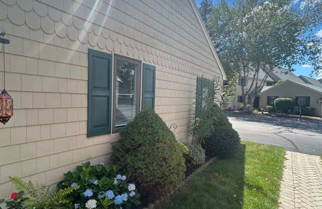 Available Now! Updated Hampton Condo w/ Garage & Laundry Gallery 4