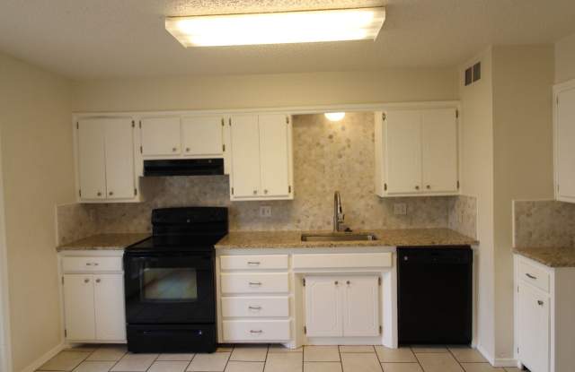 Move in Special!! 3 Bed, 2 bath, 2 car garage home - Noble, OK Gallery 4