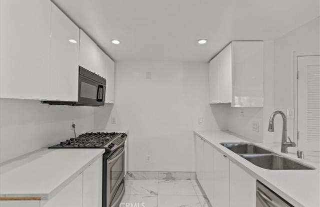 939 Palm Avenue Gallery 2