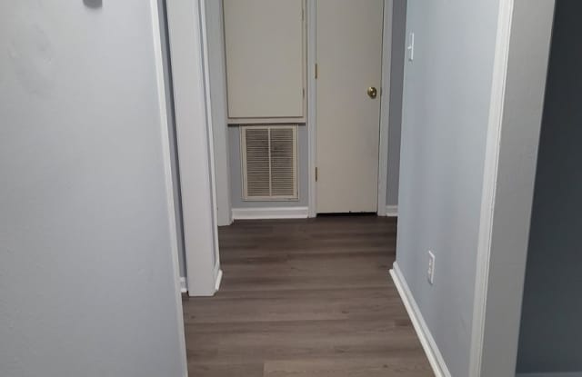 2 Bedroom, 1 bath apartment - Downstairs Unit Gallery 4