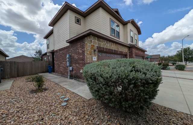 3/2.5/2 Duplex Close to Creekside Shopping, Restaurants, & Entertainment / Fenced in Backyard / CISD Gallery 1