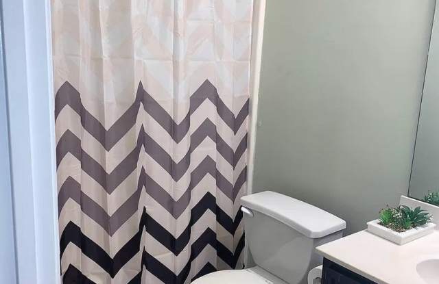 Room in 3 Bedroom Home at Tom Hunter Dr Gallery 3