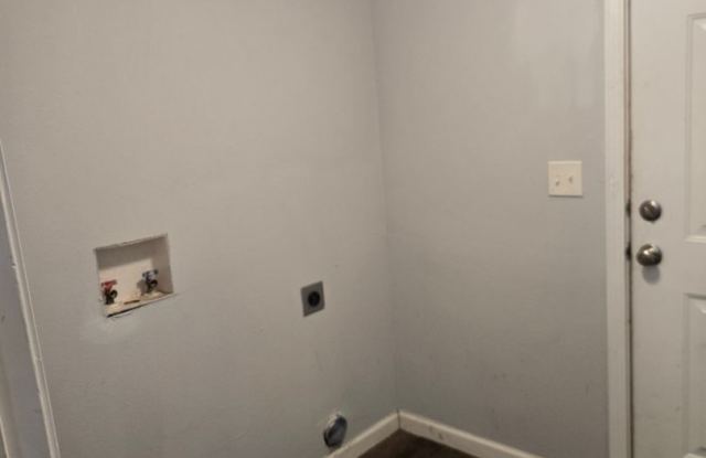 Charming 2-Bedroom Home with Private Master Balcony & Spacious Mud Room Gallery 3