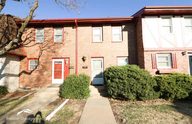 Unique 2 Bedroom Townhouse Located in West Manhattan! - 304 Twykingham Place, Manhattan, KS 66503