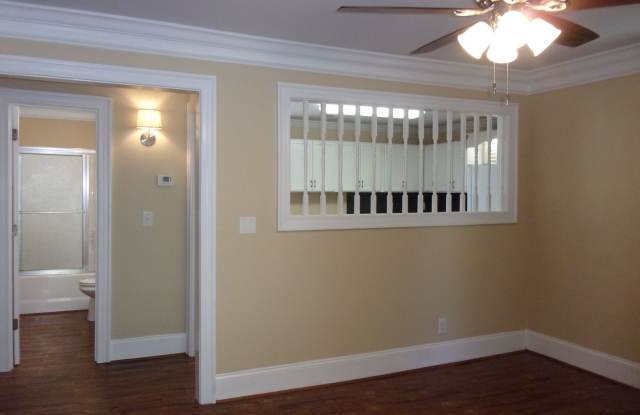 Beautifully Landscaped 2 Bedroom 1 Bath Home in College Park Gallery 4