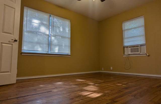 Quaint 3/2 on large shaded lot in Azle! Summer MoveIn Special! Gallery 4
