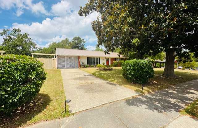 3BR Home + Sunroom & Detached Bonus Space Gallery 1
