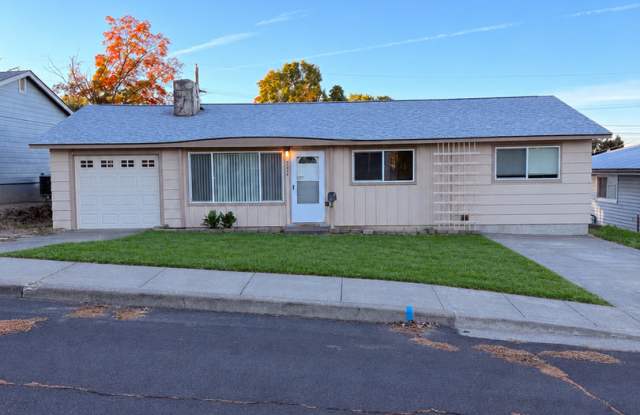 3 Bedroom House in Quiet Neighborhood Gallery 1