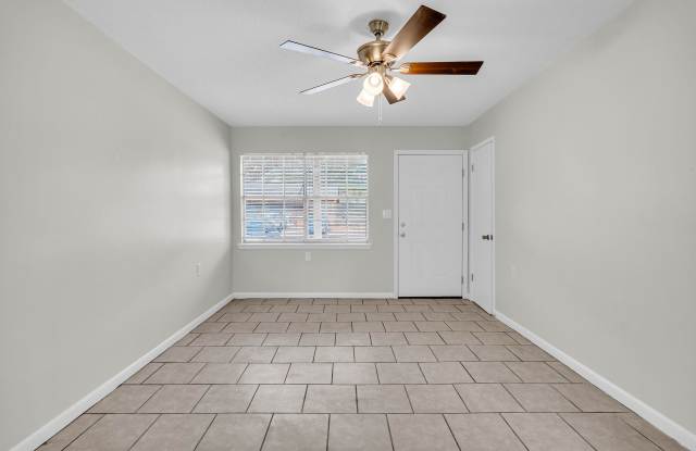 **Charming 2-Bedroom Apartment with Modern Amenities only 3 miles from Campus ** Gallery 3