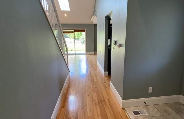 Four-Bedroom Duplex with Bonus Room & W/D Hookups – South Salem Gallery 4