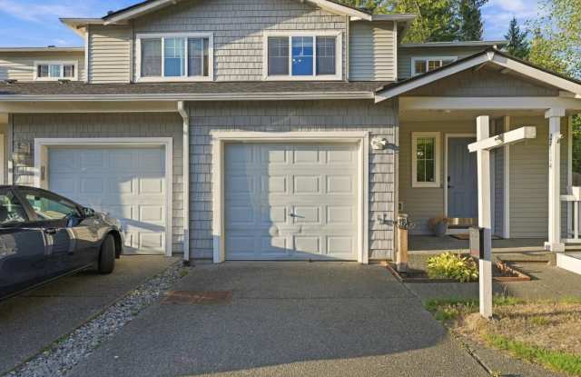 Spacious Maple Valley Townhome with Private Fenced Backyard & A/C Gallery 1