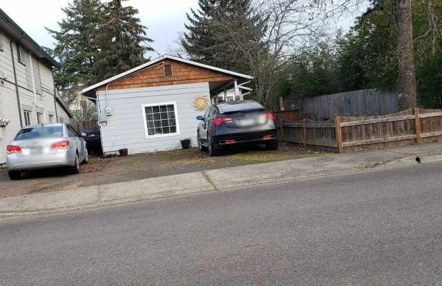 4 bed 1 bath - 74 North 3rd Street, Creswell, OR 97426