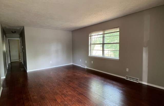 Available Now 3 bedroom 2 bathroom 1 car garage! - 2531 East Pine Grove Place, Springfield, MO 65804