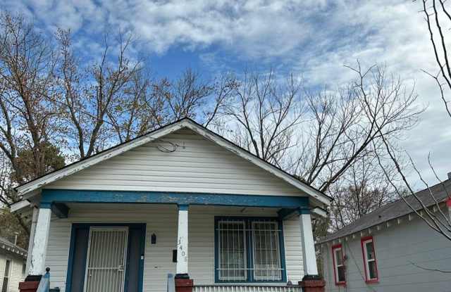 2 bedroom house with central ac/heat, laundry, nice back yard Gallery 3