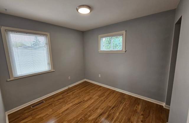 3 Bedroom Proctor District home $2395.00/month! THIS HOUSE IS ADORABLE!  PRICE ADJUSTMENT! Proctor District Adorable Craftsman-Style Home in North Tacoma Gallery 4