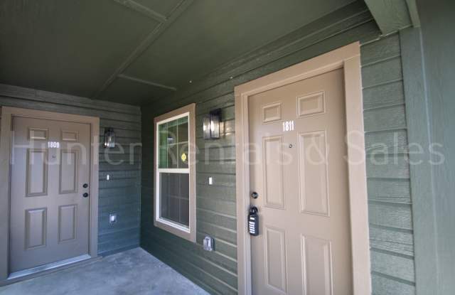 Newly Renovated 2-Bedroom Duplex Gallery 3