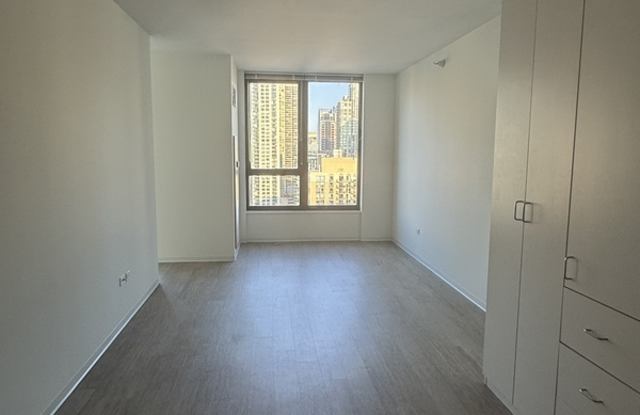 152 W Superior Gallery 4